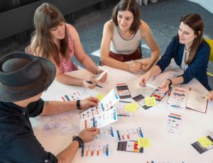 sovendus_ux_team UX-Team arbeitet im Meeting an einem Tisch